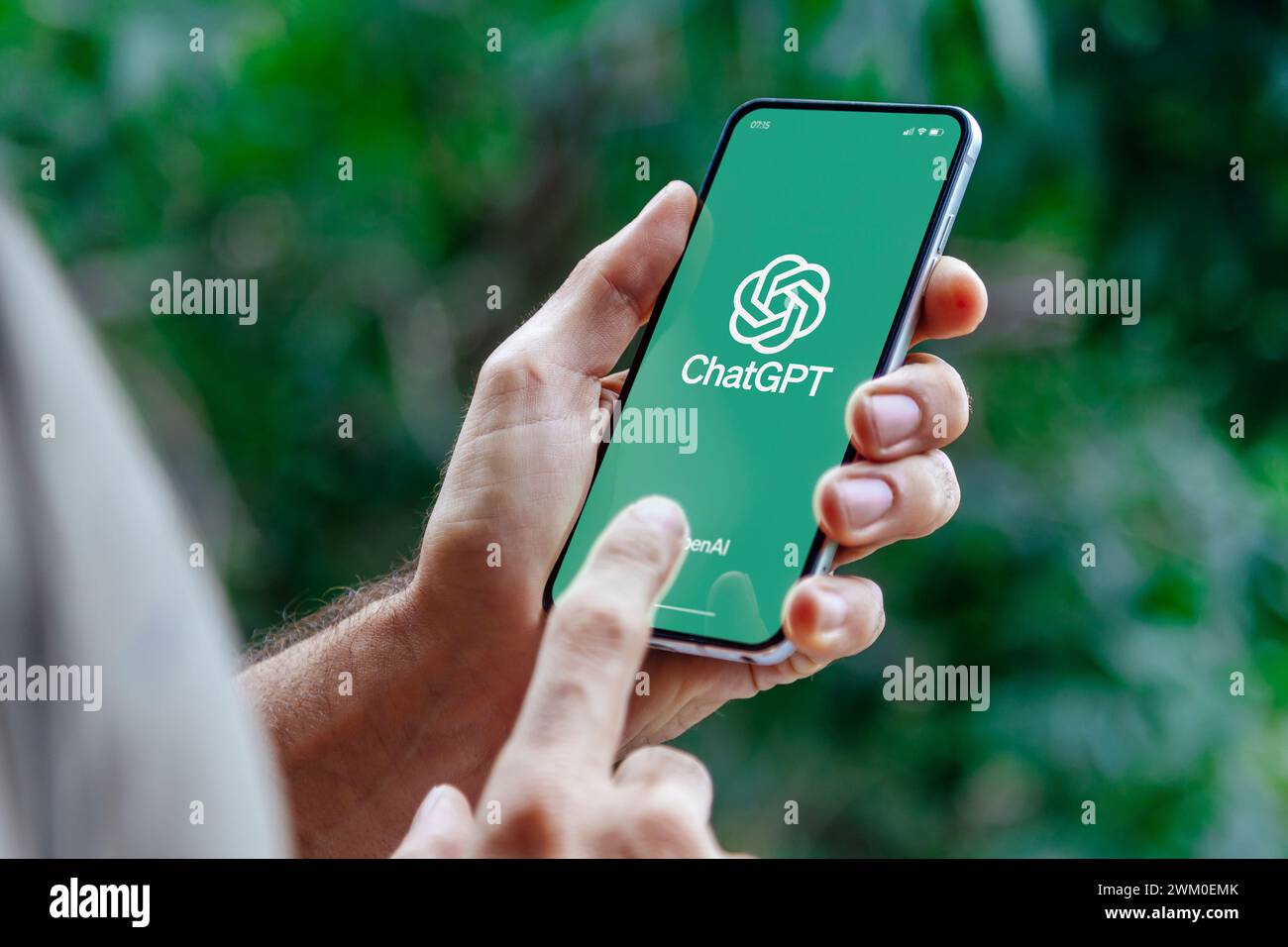 Mann, der ChatGPT im Handy benutzt. Diese App ist ein Chatbot, der auf künstlicher Intelligenz basiert, die von OpenAI entwickelt wurde. ROSARIO, ARGENTINIEN - 22. FEBRUAR 2 Stockfoto