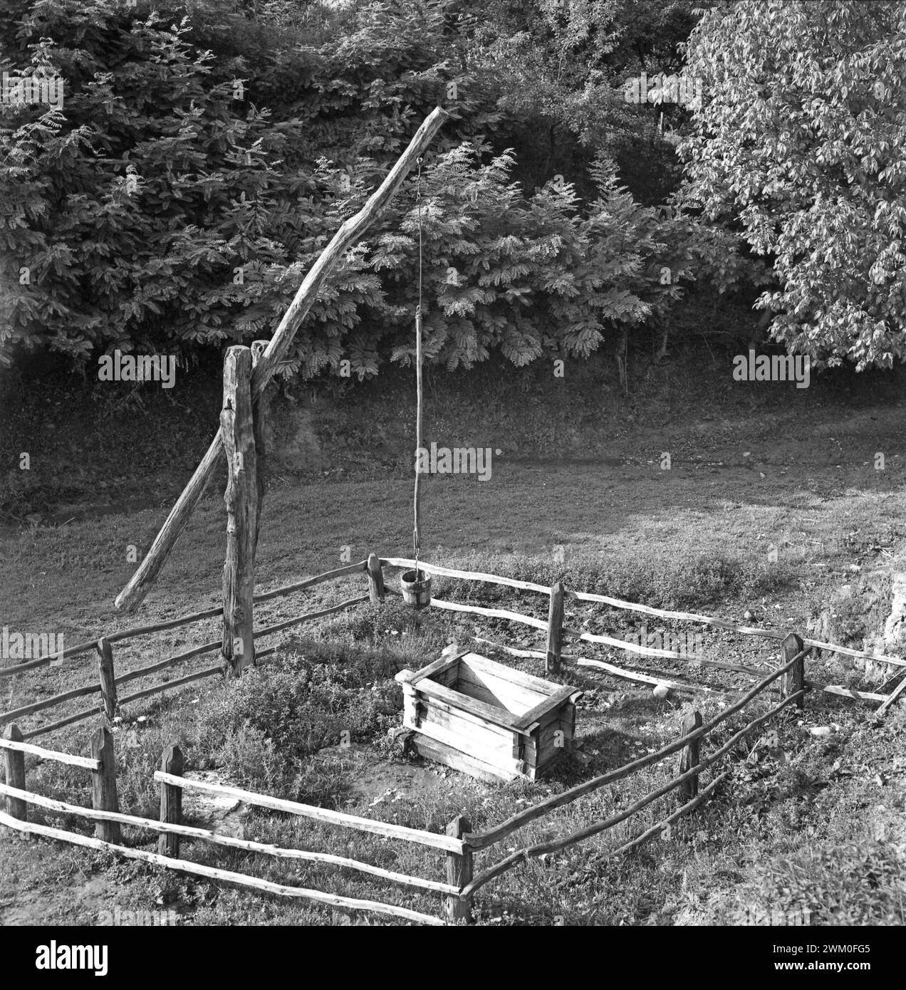 Vrancea County, Rumänien, ca. 1975. Wasserbrunnen mit Schatten auf einem ländlichen Grundstück. Stockfoto