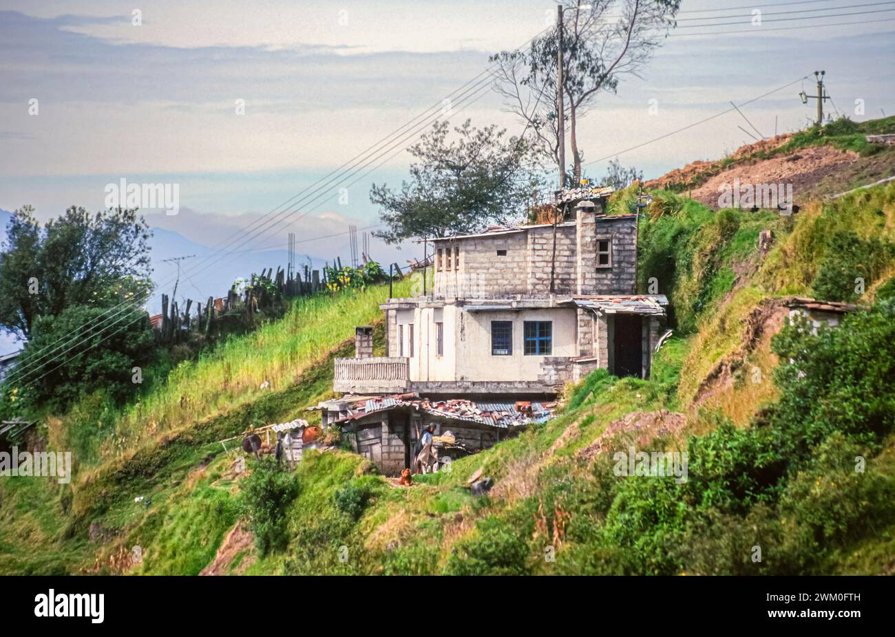 Ein baufälliges Haus in der Nähe des Cotopaxi-Nationalparks, außerhalb von Quito, Ecuador in Südamerika. Das Haus wurde mit Windblöcken nach oben erweitert, aber nicht mit dem Rendering fertig gestellt. Aufgenommen im Jahr 2000. Stockfoto