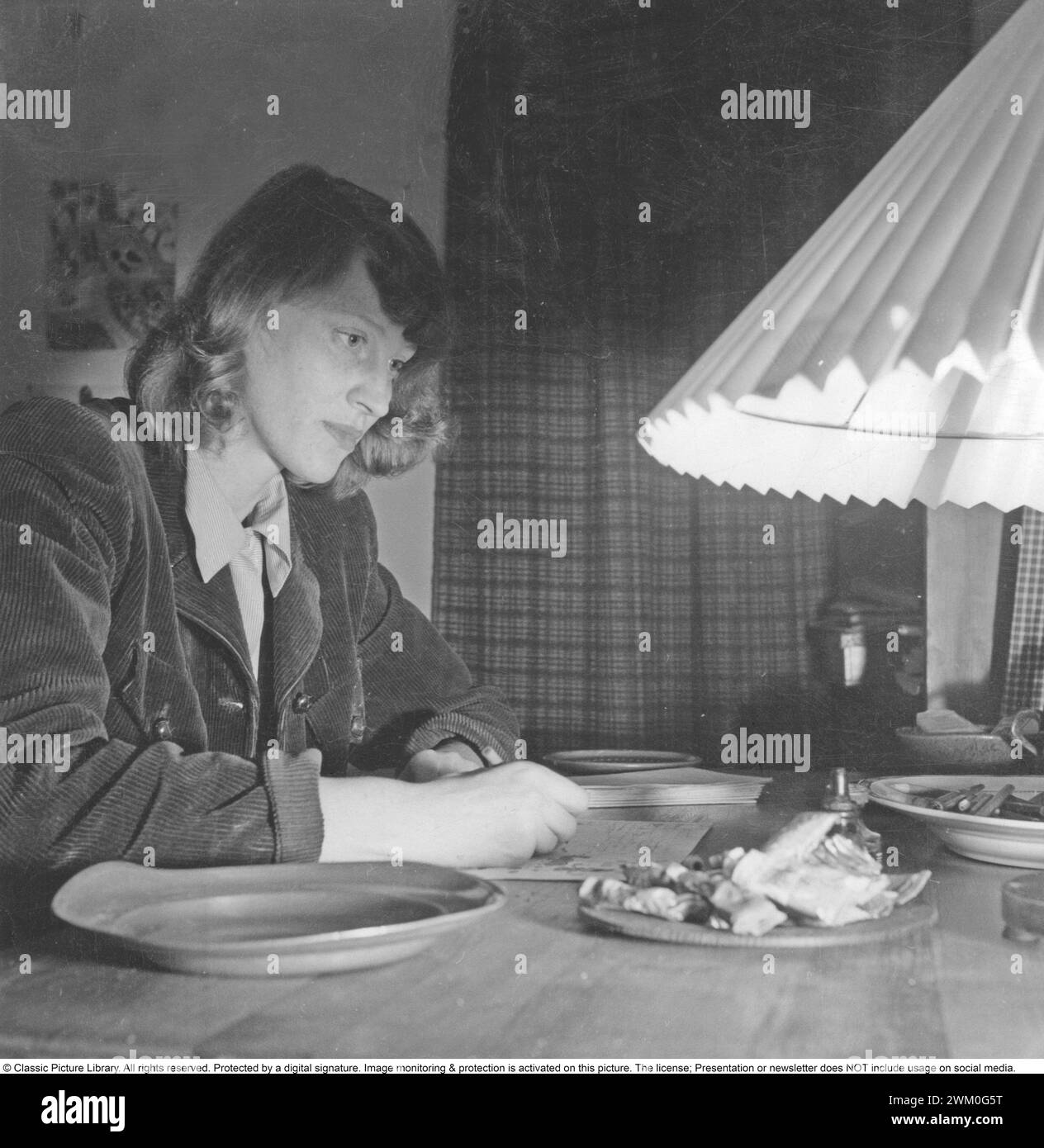 Ingrid Vang Nyman (* 21. August 1916 – 13. Dezember 1959) war eine dänische Illustratorin, die für ihre Arbeit an den Pippi Langstrumpfbüchern bekannt war. Astrid Lindgren war Autor der Bücher über Pippi Langstrumpf. 1945 *** Lokale Beschriftung *** Stockfoto