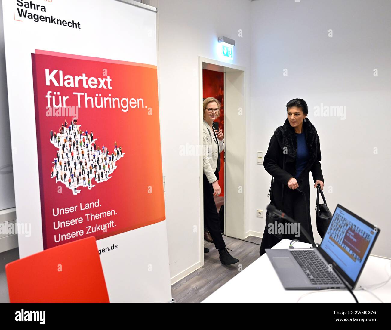 Erfurt, Deutschland. Februar 2024. Sahra Wagenknecht (r, BSW) und Katja Wolf, Bürgermeisterin von Eisenach, nehmen an der Präsentation einer Kampagne ihrer neuen Partei Bündnis Sahra Wagenknecht für die Landtagswahl in Thüringen am 1. September Teil. Im Mittelpunkt der Pressekonferenz stehen der Zeitplan und die Gründung eines thüringischen Landesverbandes. Quelle: Martin Schutt/dpa/Alamy Live News Stockfoto