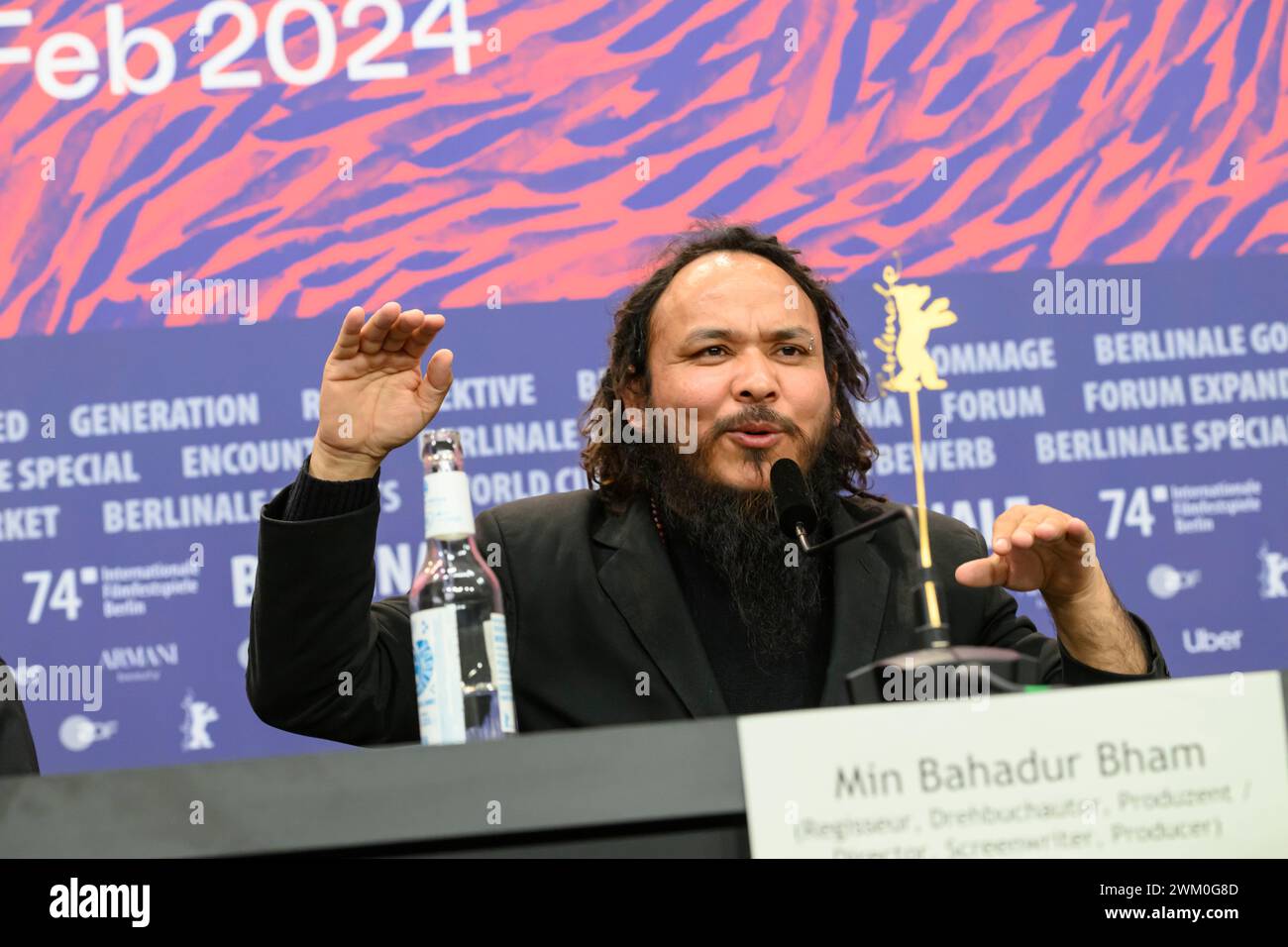 Min Bahadur Bham Regisseur, Drehbuchautor, Produzent bei der Pressekonferenz zur Premiere des nepalesischen Films Shambala bei den 74. Internationale Filmfestspiele Berlin, Berlinale. Shambala PK *** Min Bahadur Bham Regisseur, Drehbuchautor, Produzent bei der Pressekonferenz zur Premiere des nepalesischen Films Shambala auf den 74. Internationalen Filmfestspielen Berlin, Berlinale Shambala PK Stockfoto