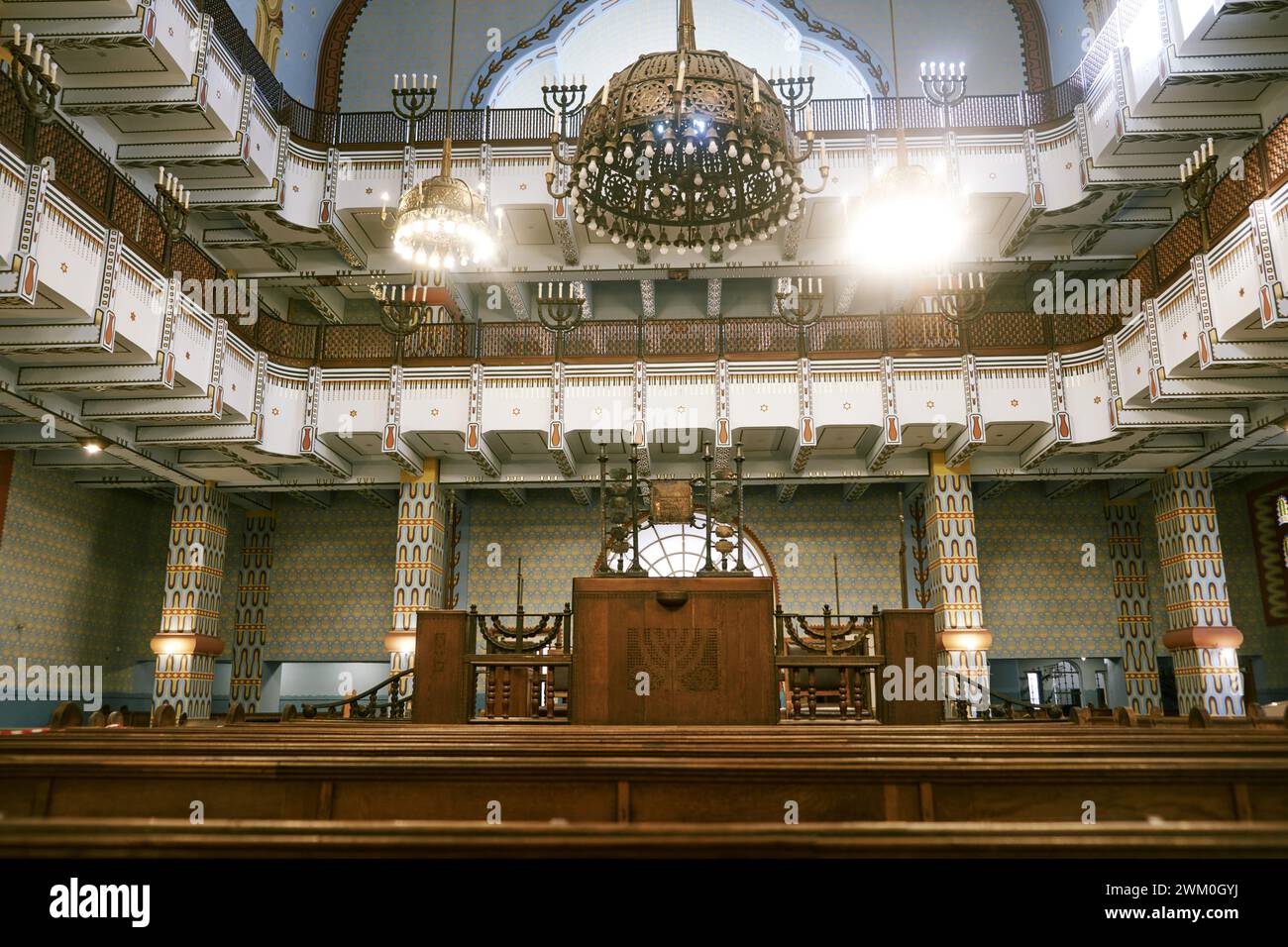 30. November 2023 Ungarn - Inneres der Synagoge Kazinczy Street in Budapest mit ihren maurischen Bögen, Buntglasfenstern und zentralem Oberlicht Stockfoto