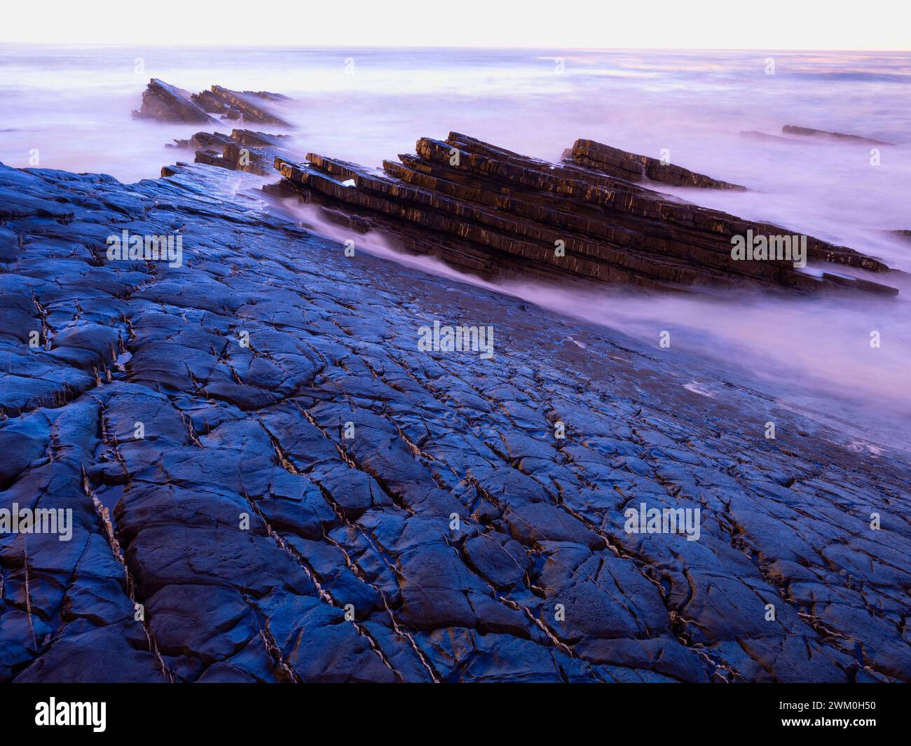 Portugal, Alentejo, Zambujeira do Mar, lange Exposition des felsigen Strandes in der Abenddämmerung Stockfoto