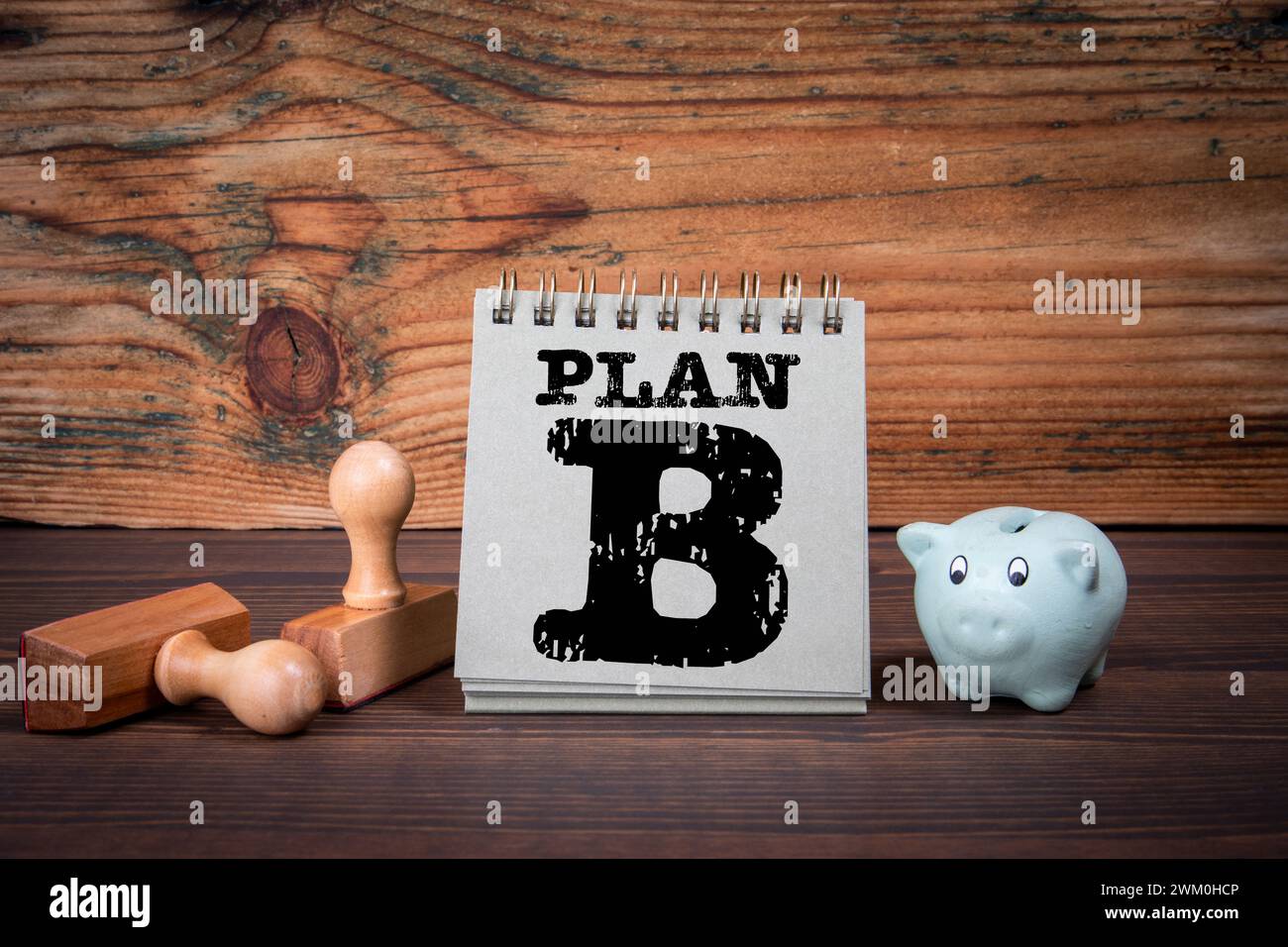 Plan B-Konzept. Pappnotizblock auf Holztisch. Stockfoto