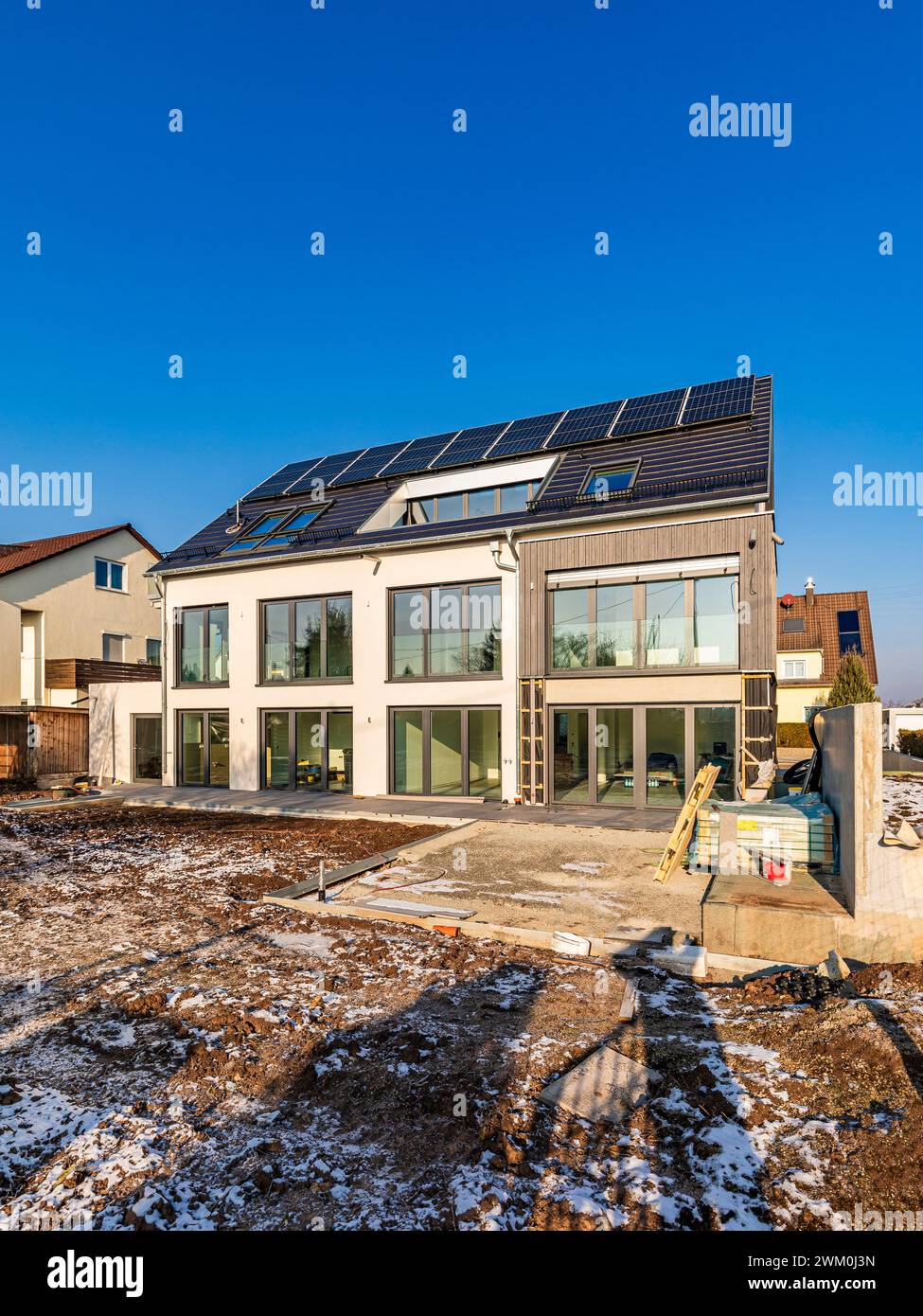 Deutschland, Baden-Württemberg, Fellbach, Baustelle eines modernen Hauses mit Photovoltaikanlage Stockfoto