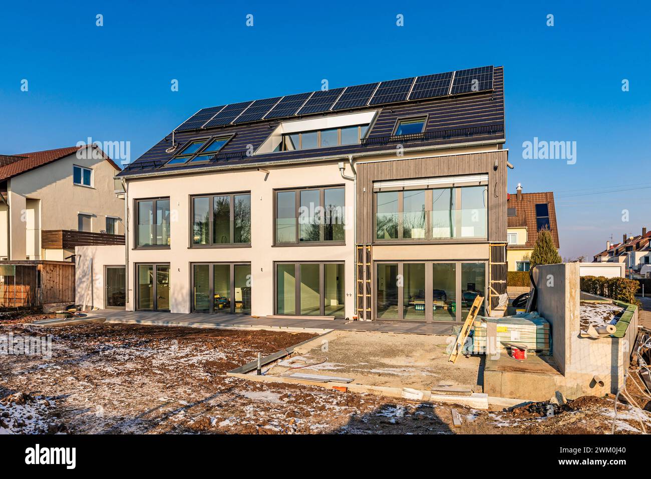 Deutschland, Baden-Württemberg, Fellbach, Baustelle eines modernen Hauses mit Photovoltaikanlage Stockfoto