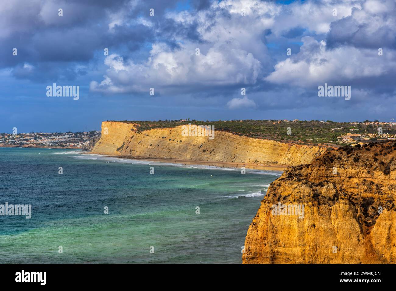 Portugal, Algarve, Lagos, Wolken über dem Strand Praia de Porto Mos und den umliegenden Klippen Stockfoto