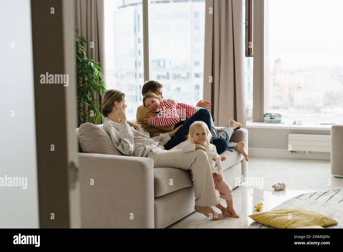 Die Familie verbringt ihre Freizeit zu Hause Stockfoto