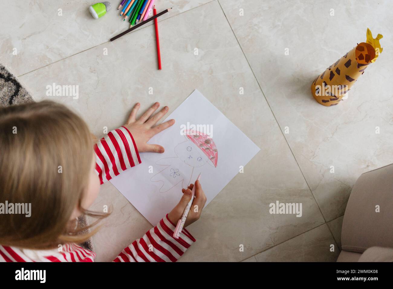 Mädchen Zeichnung auf Papier zu Hause Stockfoto