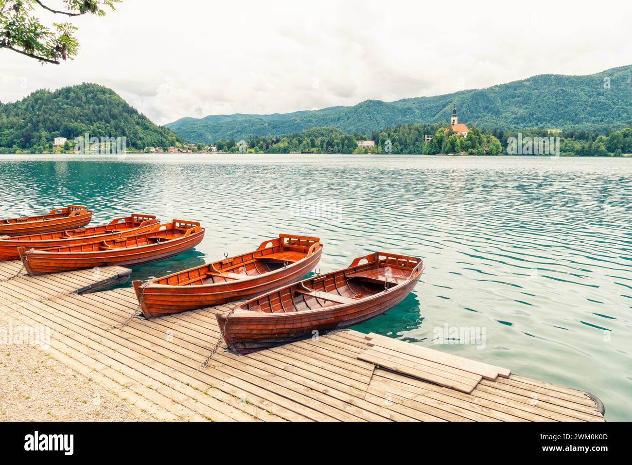 Slowenien, Oberkarniola, Bled, Vermietung von Booten am Ufer des Bleder Sees im Sommer Stockfoto