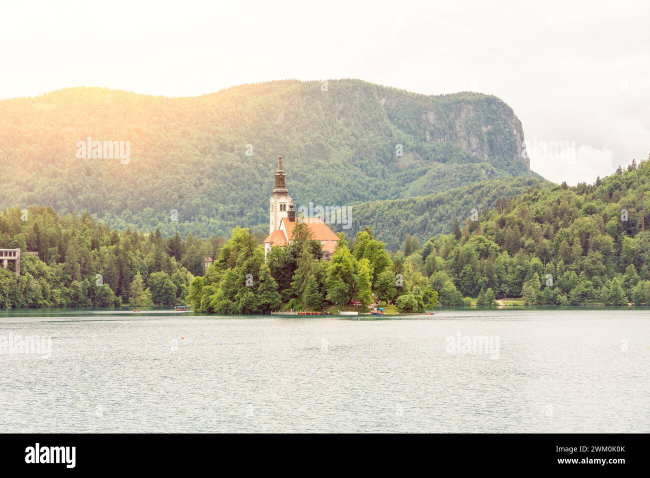 Slowenien, Oberkarniola, Bled, Sommersonnenuntergang über der Insel Bled Stockfoto