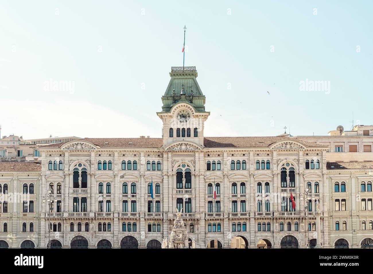 Italien, Friaul-Julisch Venetien, Triest, Fassade des historischen Rathauses im Sommer Stockfoto