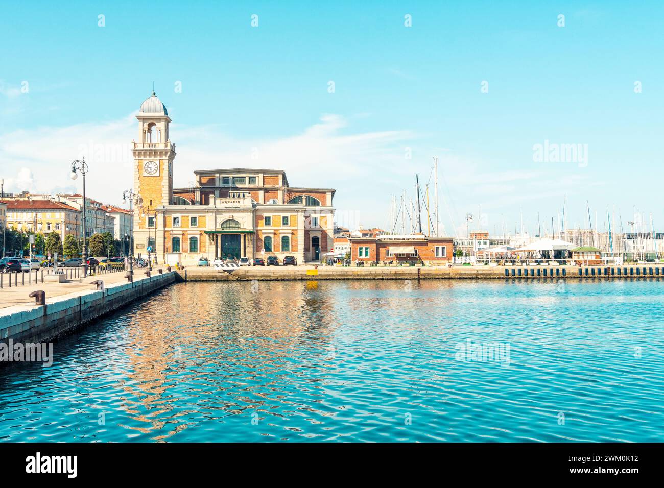 Italien, Friaul-Julisch Venetien, Triest, Küstenpromenade mit Veranstaltungsort Salone degli Incanti im Hintergrund Stockfoto