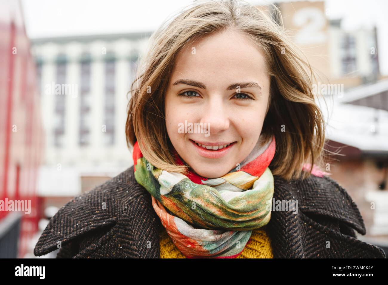 Lächelnde junge Frau mit blonden Haaren Stockfoto