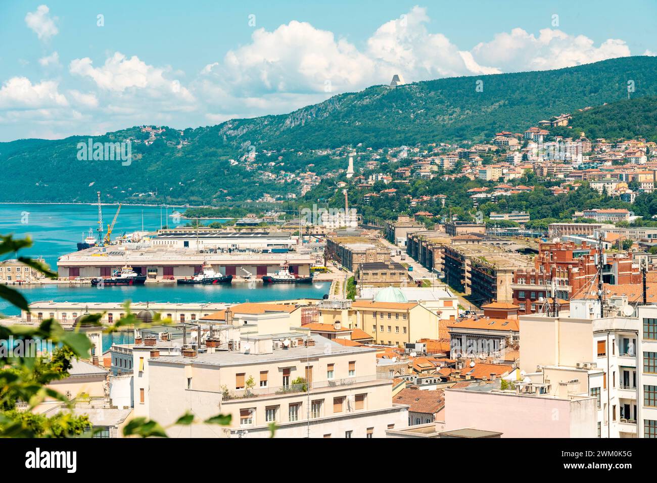Italien, Friaul-Julisch Venetien, Triest, Blick auf den Stadthafen und die umliegenden Gebäude im Sommer Stockfoto