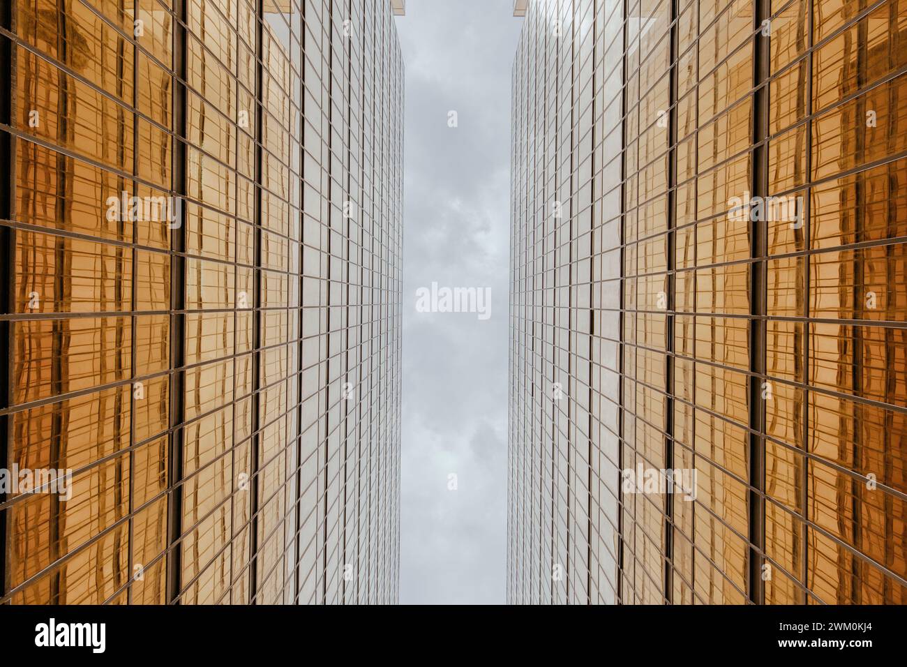 Goldene Glasgebäude unter dem Himmel in Hongkong Stockfoto