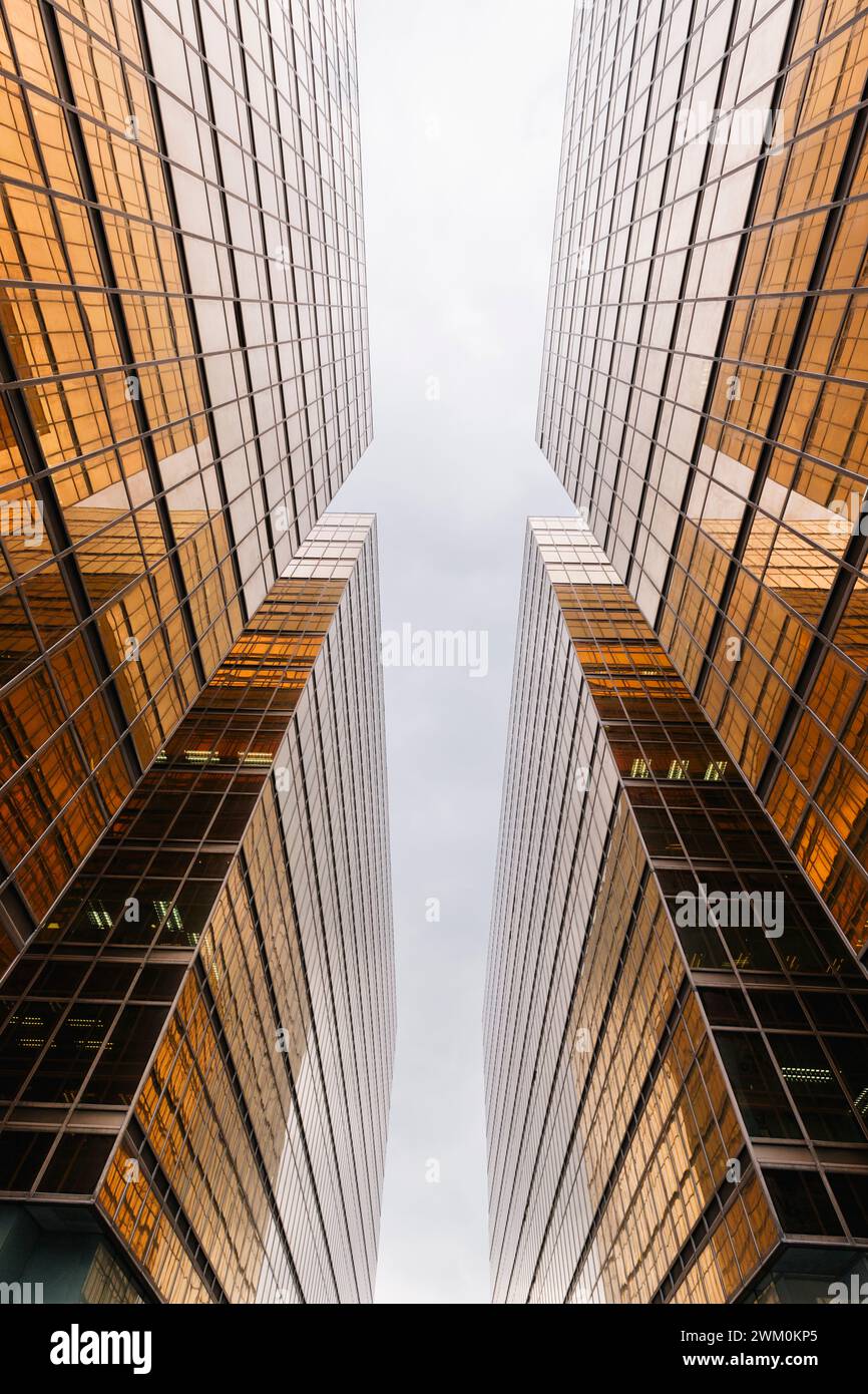 Moderne goldene Glasgebäude in Hongkong Stockfoto