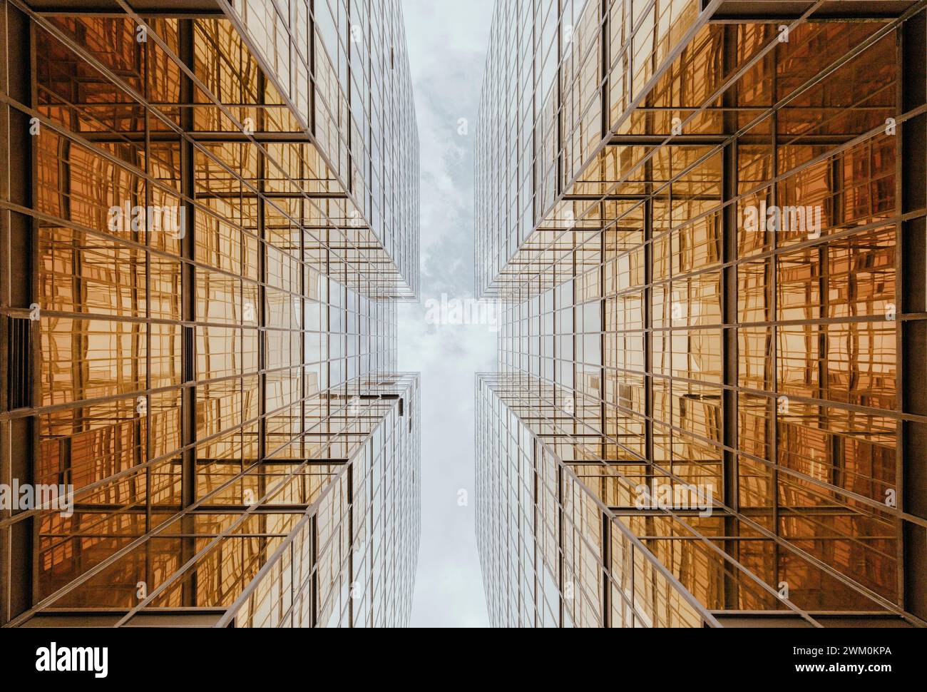 Moderne goldene Glasgebäude in Hong Kong City Stockfoto