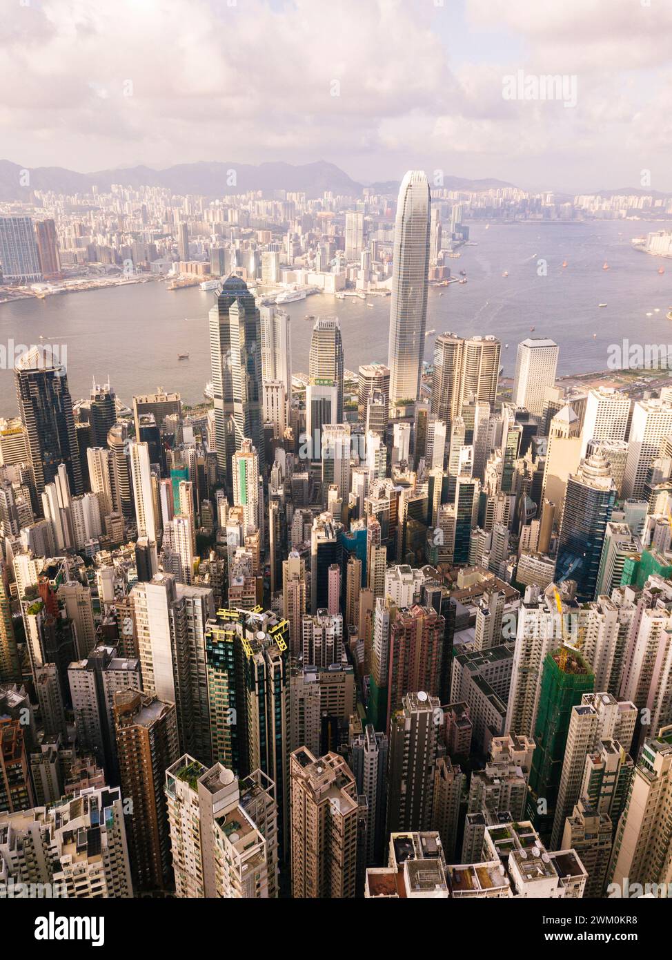 Hong Kong Stadt vor dem Meer mit berühmten Gebäuden unter bewölktem Himmel Stockfoto