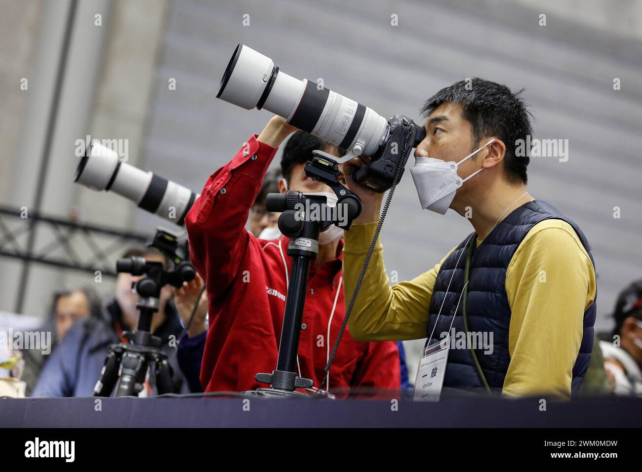 Yokohama, Japan. Februar 2024. Besucher testen Canon Kameras während der CP Camera & Photo Imaging Show 2024 im Pacifico Yokohama. Die CP-Ausstellung zeigt die neuesten Technologien für Kameras, Fotografie und Bildgebung. Die diesjährige Ausstellung findet im Pacifico Yokohama statt und ist bis zum 25. Februar online. (Kreditbild: © Rodrigo Reyes Marin/ZUMA Press Wire) NUR REDAKTIONELLE VERWENDUNG! Nicht für kommerzielle ZWECKE! Stockfoto