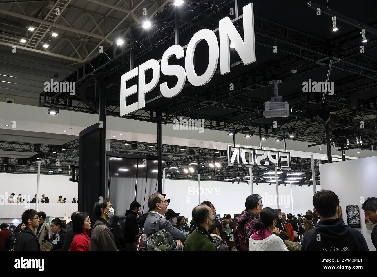 Yokohama, Japan. Februar 2024. EPSON Stand ist auf der CP Camera & Photo Imaging Show 2024 in Pacifico Yokohama zu sehen. Die CP-Ausstellung zeigt die neuesten Technologien für Kameras, Fotografie und Bildgebung. Die diesjährige Ausstellung findet im Pacifico Yokohama statt und ist bis zum 25. Februar online. (Kreditbild: © Rodrigo Reyes Marin/ZUMA Press Wire) NUR REDAKTIONELLE VERWENDUNG! Nicht für kommerzielle ZWECKE! Stockfoto