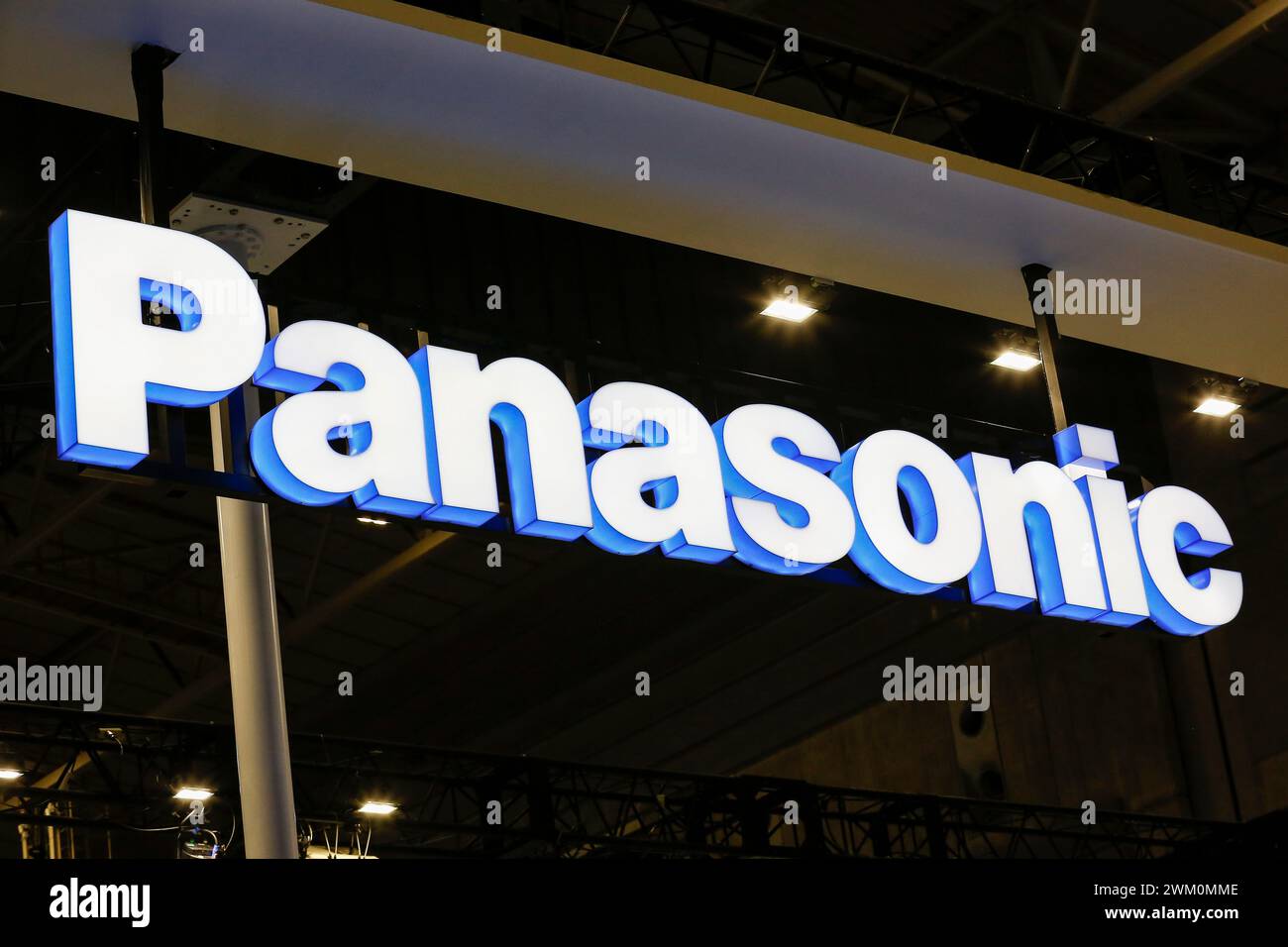 Yokohama, Japan. Februar 2024. Das Panasonic Logo ist auf der CP Camera & Photo Imaging Show 2024 in Pacifico Yokohama zu sehen. Die CP-Ausstellung zeigt die neuesten Technologien für Kameras, Fotografie und Bildgebung. Die diesjährige Ausstellung findet im Pacifico Yokohama statt und ist bis zum 25. Februar online. (Kreditbild: © Rodrigo Reyes Marin/ZUMA Press Wire) NUR REDAKTIONELLE VERWENDUNG! Nicht für kommerzielle ZWECKE! Stockfoto