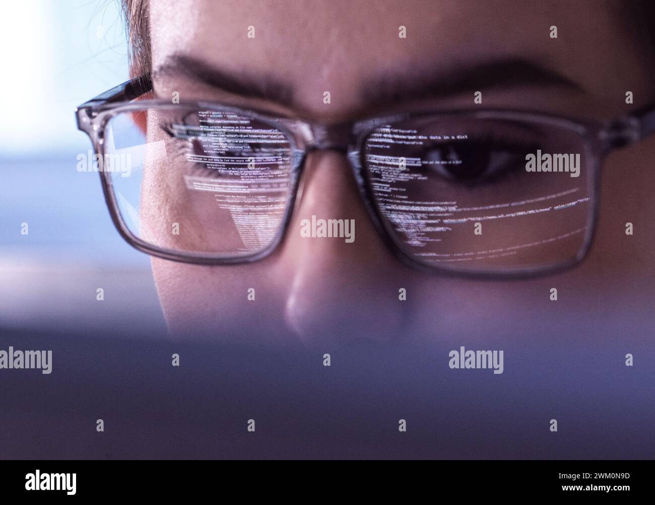 Reflexion verschlüsselter Daten auf der Brille von IT-Profis Stockfoto