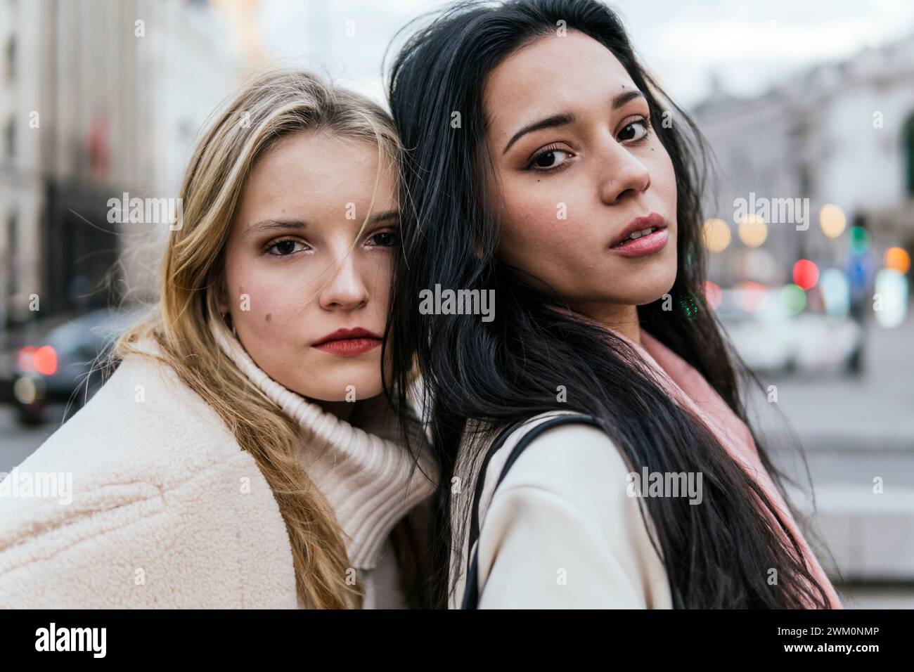 Multirassische junge Frauen mit schwarzen und blonden Haaren in der Stadt Stockfoto