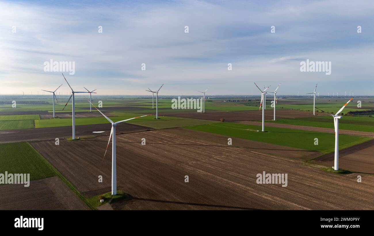 Luftaufnahme von Windturbinen auf gepflügtem Feld Stockfoto
