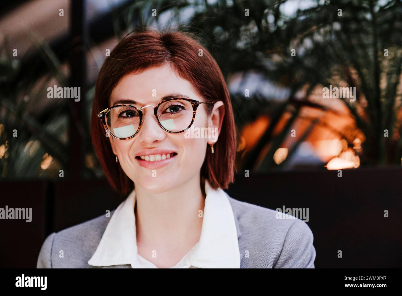 Lächelnde Geschäftsfrau tragen Brillen Stockfoto