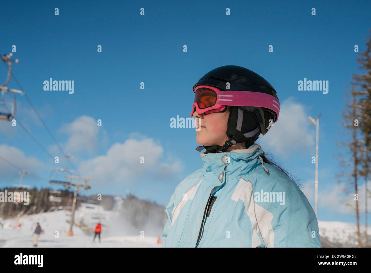 Mädchen mit Sporthelm im Skigebiet Stockfoto