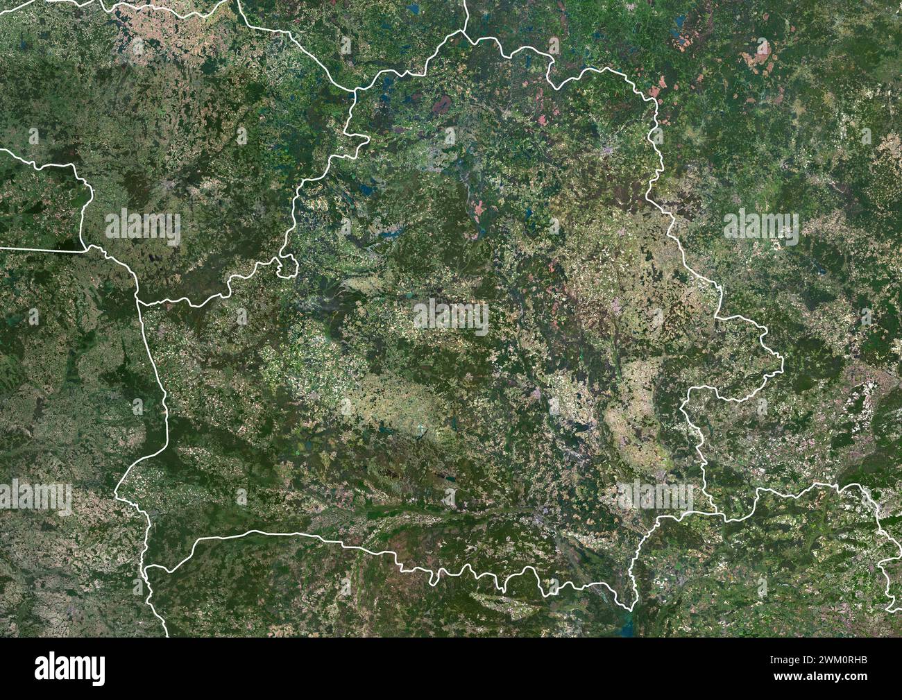 Farb-Satellitenbild von Weißrussland und Nachbarländern mit Grenzen. Stockfoto