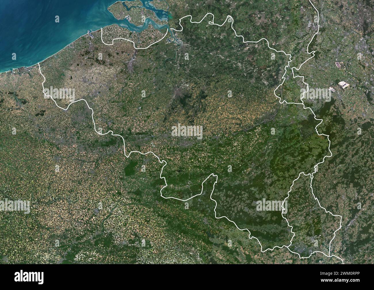 Farb-Satellitenbild von Belgien und den Nachbarländern, mit Grenzen. Stockfoto