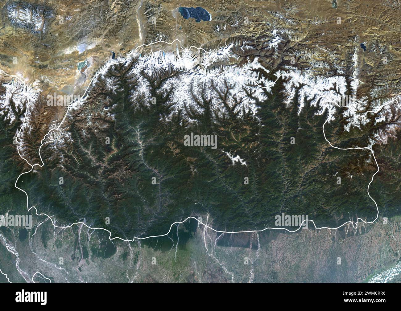 Farb-Satellitenbild von Bhutan und Nachbarländern im östlichen Himalaya, mit Grenzen. Stockfoto