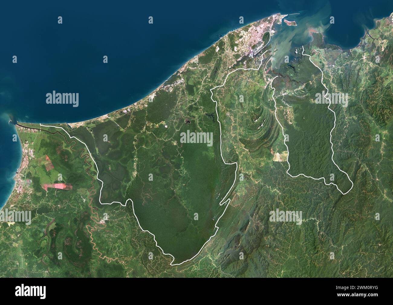 Farb-Satellitenbild von Brunei, mit Grenzen. Das Land liegt an der Nordküste der Insel Borneo in Südostasien. Stockfoto