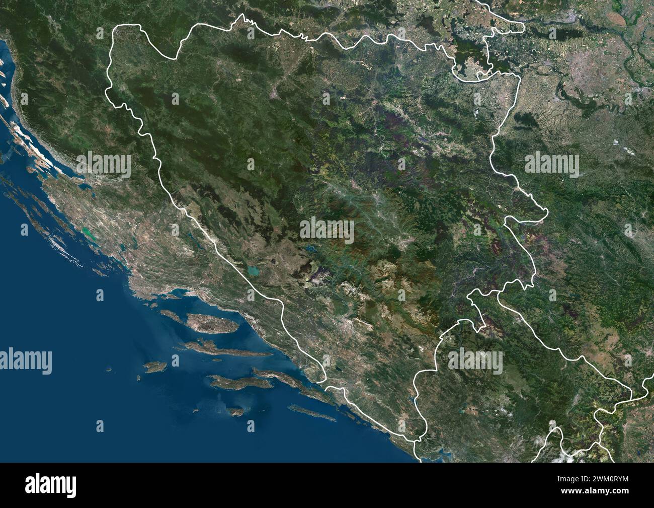 Farb-Satellitenbild von Bosnien und Herzegowina und den Nachbarländern mit Grenzen. Stockfoto