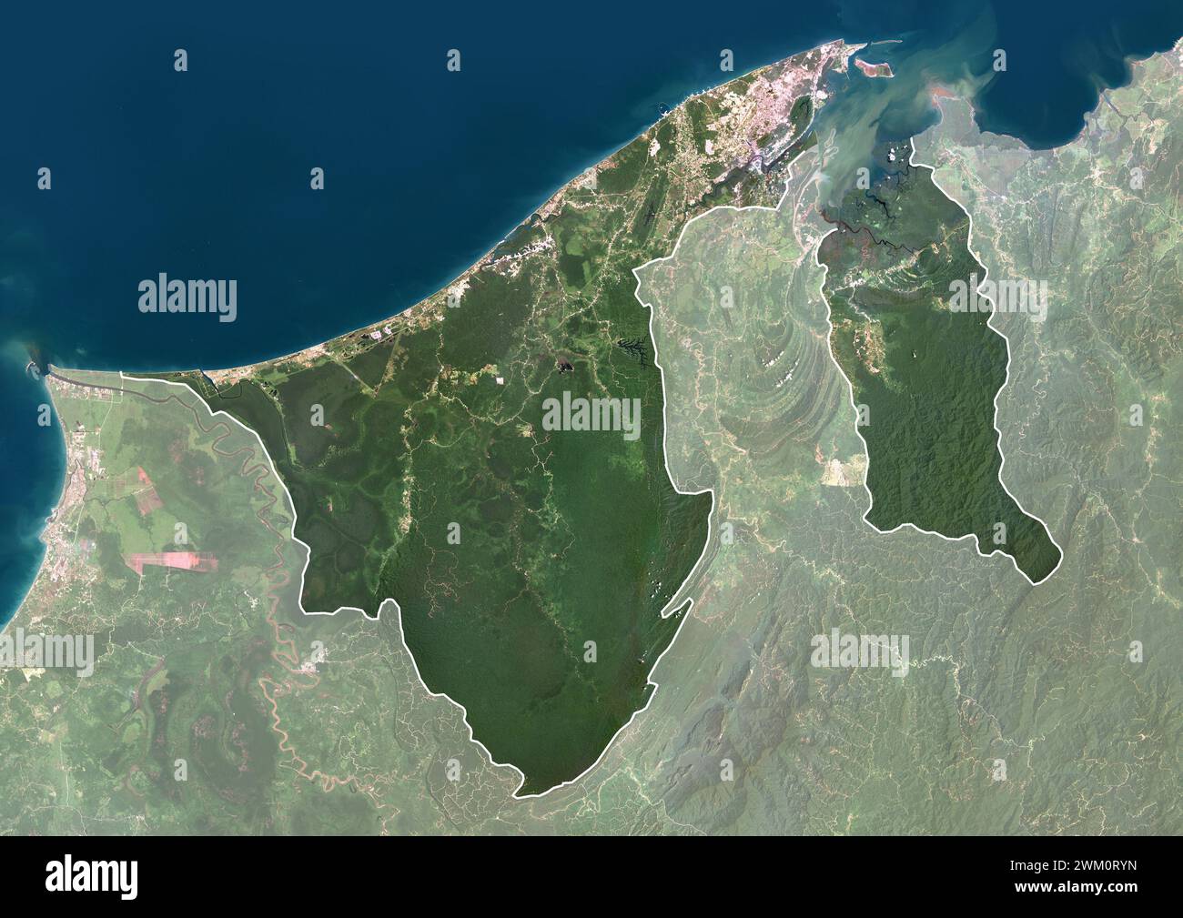 Farb-Satellitenbild von Brunei mit Rändern und Maske. Das Land liegt an der Nordküste der Insel Borneo in Südostasien. Stockfoto