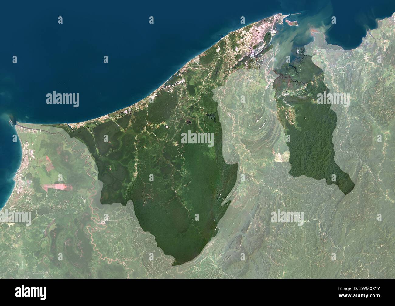 Farb-Satellitenbild von Brunei, mit Maske. Das Land liegt an der Nordküste der Insel Borneo in Südostasien. Stockfoto