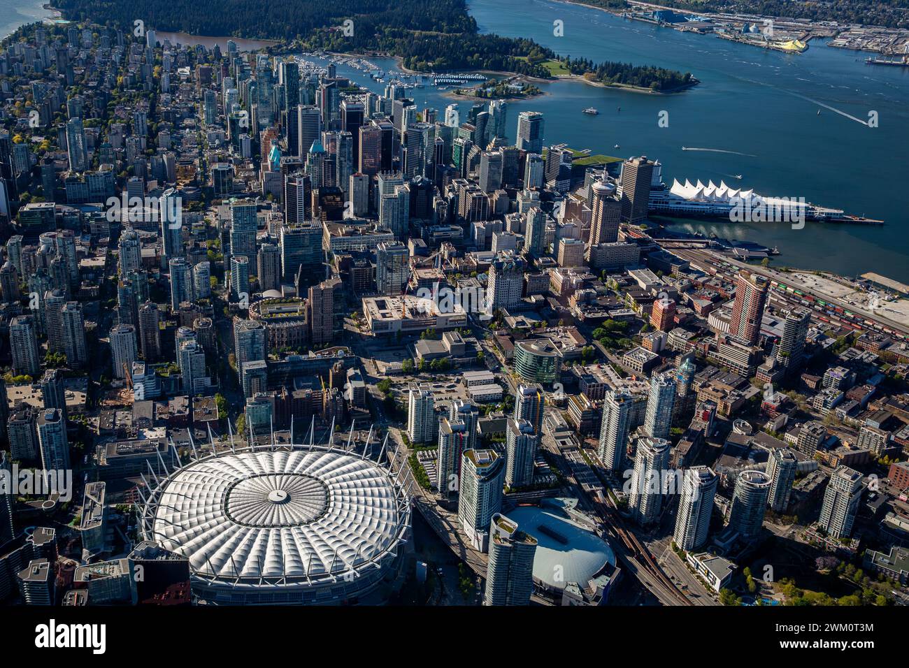 Kanada, British Columbia, Vancouver, aus der Vogelperspektive auf das BC Place Stadion und die umliegenden Wolkenkratzer Stockfoto