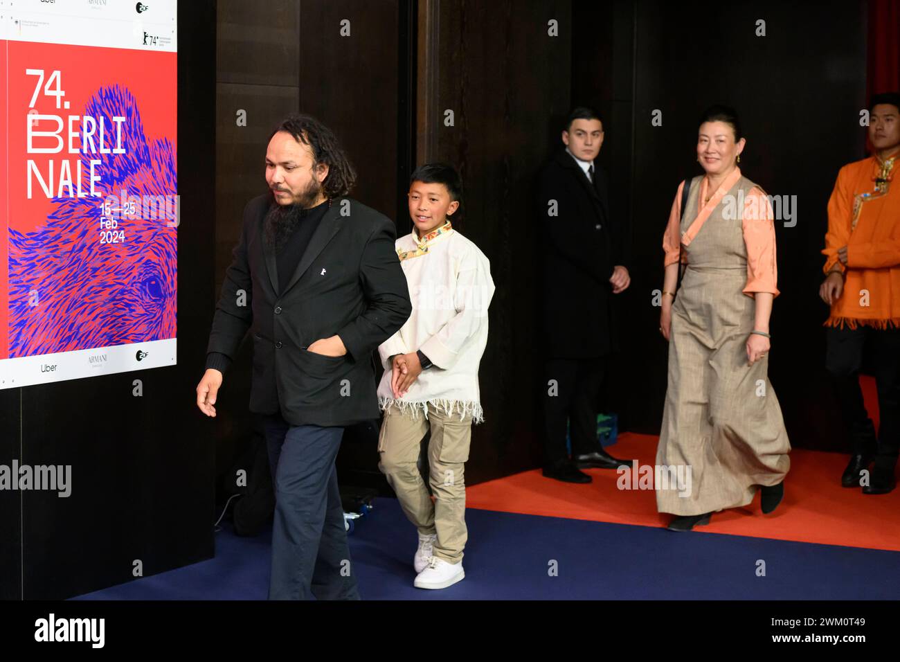 Min Bahadur Bham Regisseur, Drehbuchautor, Produzent, Karma Wangyal Gurung Schauspieler, Tsering Lhamo Gurung Schauspielerin, Sonam Topden Schauspieler v.l.n.r. bei der Pressekonferenz zur Premiere des nepalesischen Films Shambala bei den 74. Internationale Filmfestspiele Berlin, Berlinale. Shambala PK *** Min Bahadur Bham Regisseur, Drehbuchautorin, Produzent, Karma Wangyal Gurung Schauspieler , Tsering Lhamo Gurung Schauspielerin , Sonam Topden Schauspieler f l n r auf der Pressekonferenz zur Premiere des nepalesischen Films Shambala auf den 74. Internationalen Filmfestspielen Berlin, Berlinale Shambala PK Stockfoto