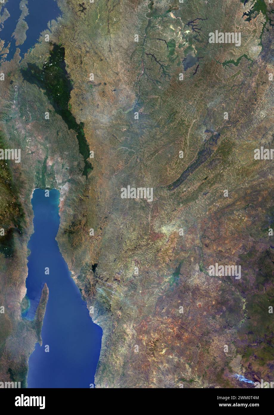 Farb-Satellitenbild von Burundi und den Nachbarländern. Das Land liegt im Great Rift Valley. Der Tanganjikasee liegt an der südwestlichen Grenze. Stockfoto