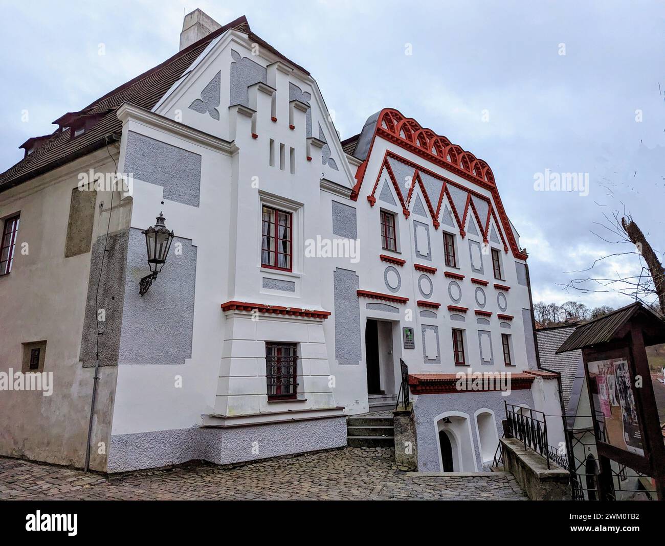 Das Haus in Cesky Krumlov, Tschechische Republik, beherbergt derzeit die Grundschule für Kunst Stockfoto