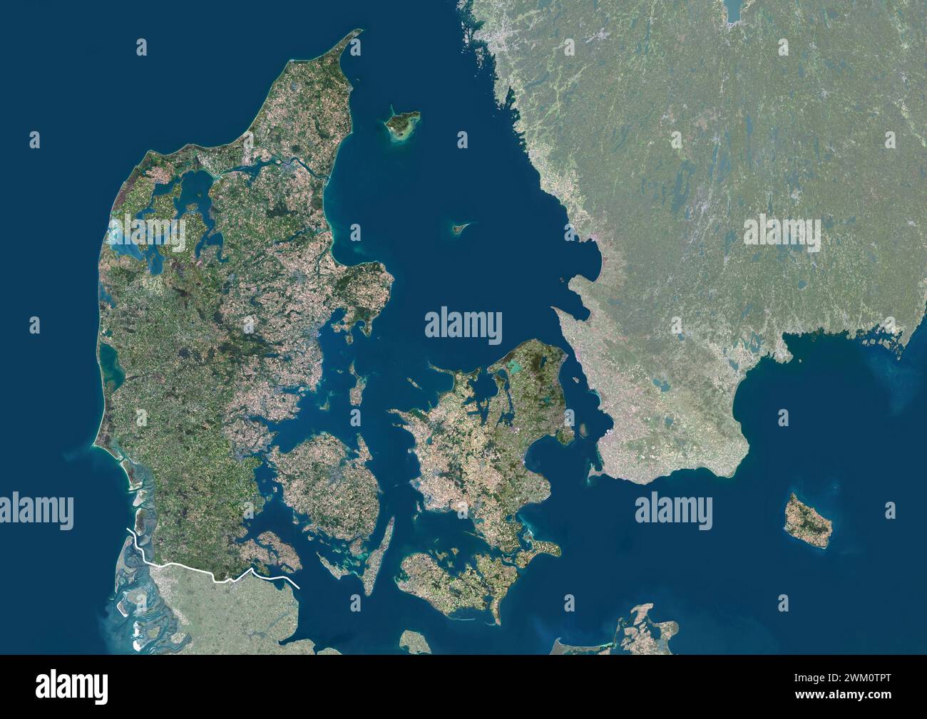 Farb-Satellitenbild von Dänemark und den Nachbarländern, mit Grenzen und Maske. Stockfoto