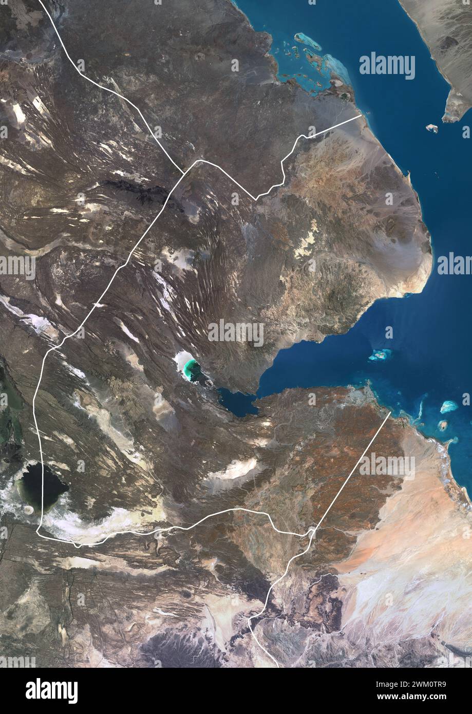 Farb-Satellitenbild von Dschibuti und Nachbarländern mit Grenzen. Stockfoto