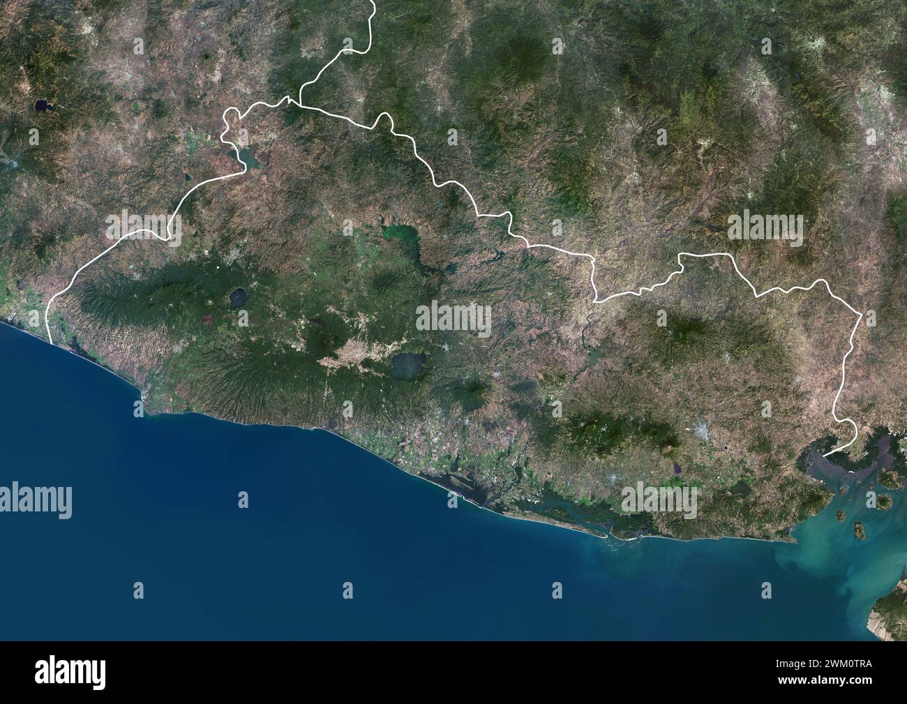 Farb-Satellitenbild von El Salvador und den Nachbarländern, mit Grenzen. Stockfoto