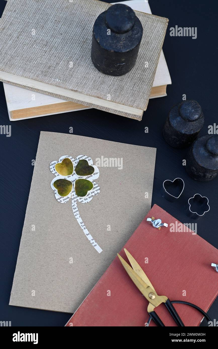 DIY-Valentinskarte mit Glücksklee aus Limettenschale Stockfoto