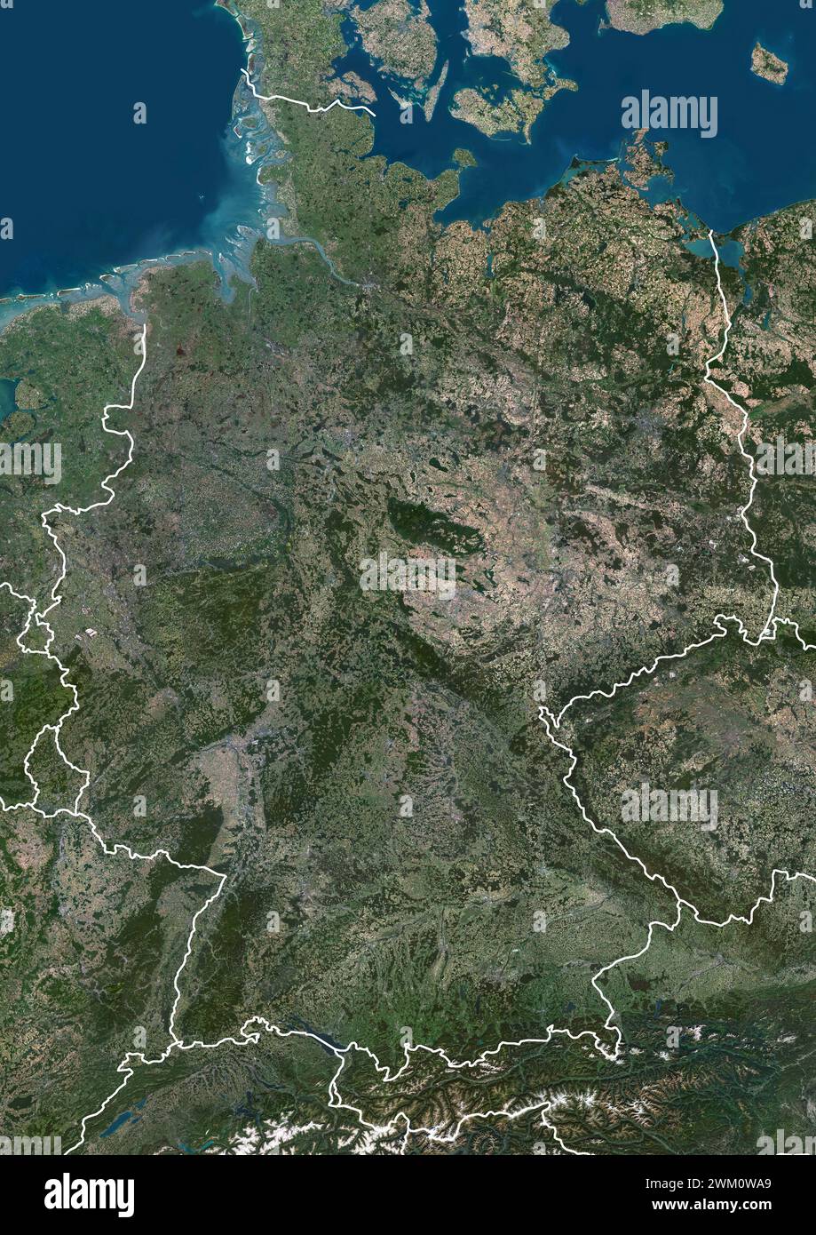 Farb-Satellitenbild von Deutschland und Nachbarländern, mit Grenzen. Stockfoto