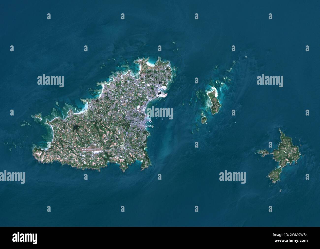 Farb-Satellitenbild von Guernsey, einer Insel im Ärmelkanal. Stockfoto