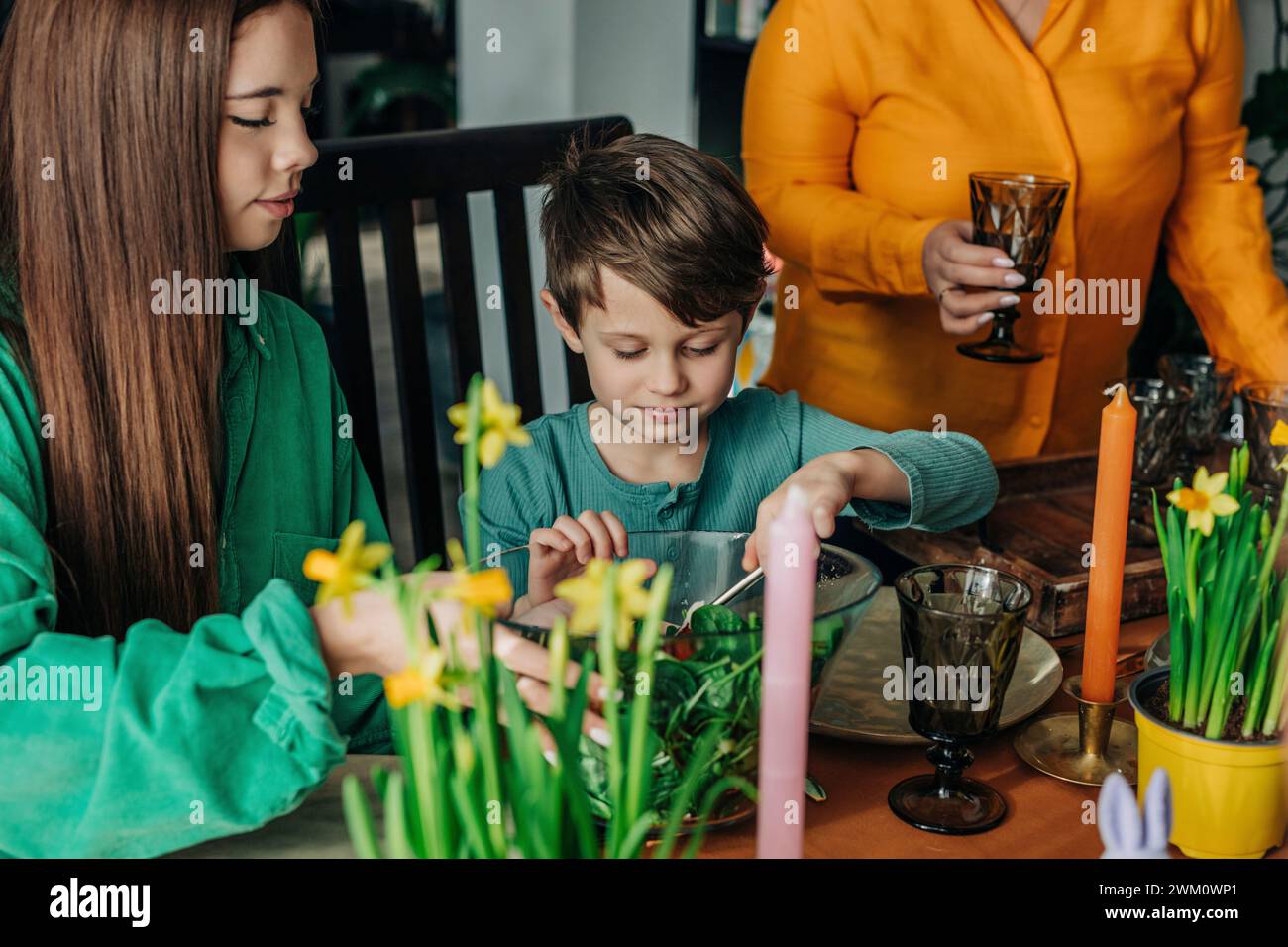 Familie zu Ostern Abendessen am Esstisch zu Hause Stockfoto